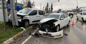 ARAÇLAR ÇARPIŞTI: 5 YARALI