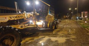 BÜYÜKŞEHİR, BOZULAN YOLLARI ONARIYOR