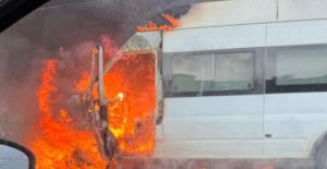 SEYİR HALİNDEKİ MİNİBÜS ALEV ALDI