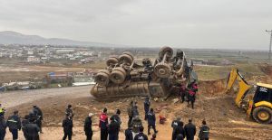 TAŞ OCAĞINDA KAMYON DEVRİLDİ, 1 ÖLÜ