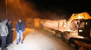  NADIR MAHALLESİNDE HAREBE YAPILAR YIKILARAK MAHALLEYE KAZANDIRILIYOR…