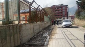  OKUL ÖNÜNDEKİ BETON ARTIKLARI TEHLİKE SAÇIYOR