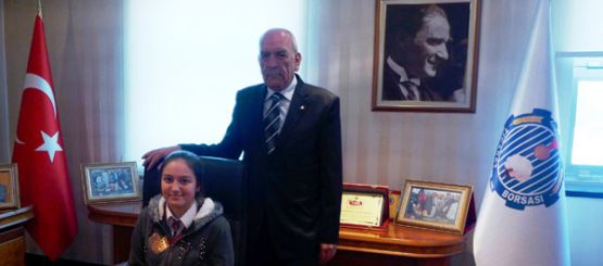 TİCARET BORSASI BAŞKANLIK KOLTUĞUNDA GENÇ BİR BAYAN
