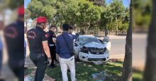 OTOMOBİL REFÜJE ÇARPTI: 4 YARALI