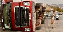BALYA YÜKLÜ TIR DEVRİLDİ: 1 YARALI