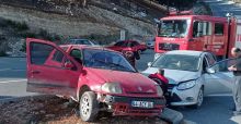 OTOMOBİLLER ÇARPIŞTI: 2 YARALI