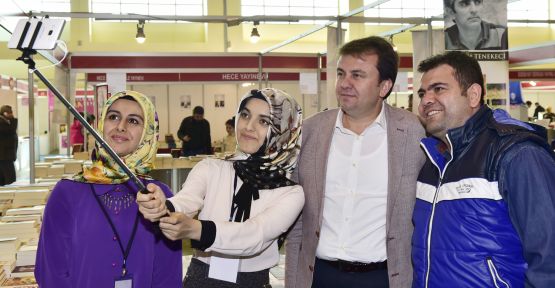 YENİ ÇİFTE BAŞKAN ERKOÇ’TAN KİTAP HEDİYE